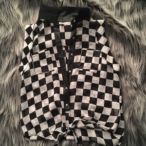 Sleeveless Checkered Button up